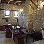 펜션 Athina In Castle - Since 1741 베라트