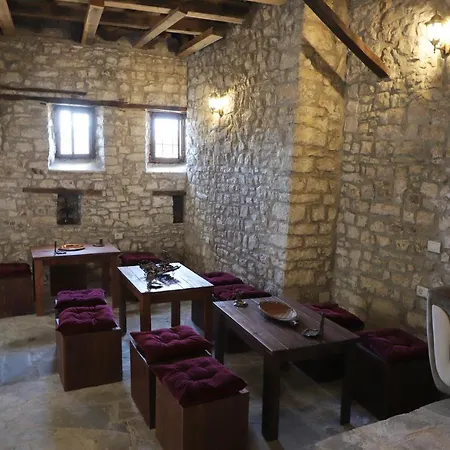 בית נופש Athina In Castle - Since 1741 בראט